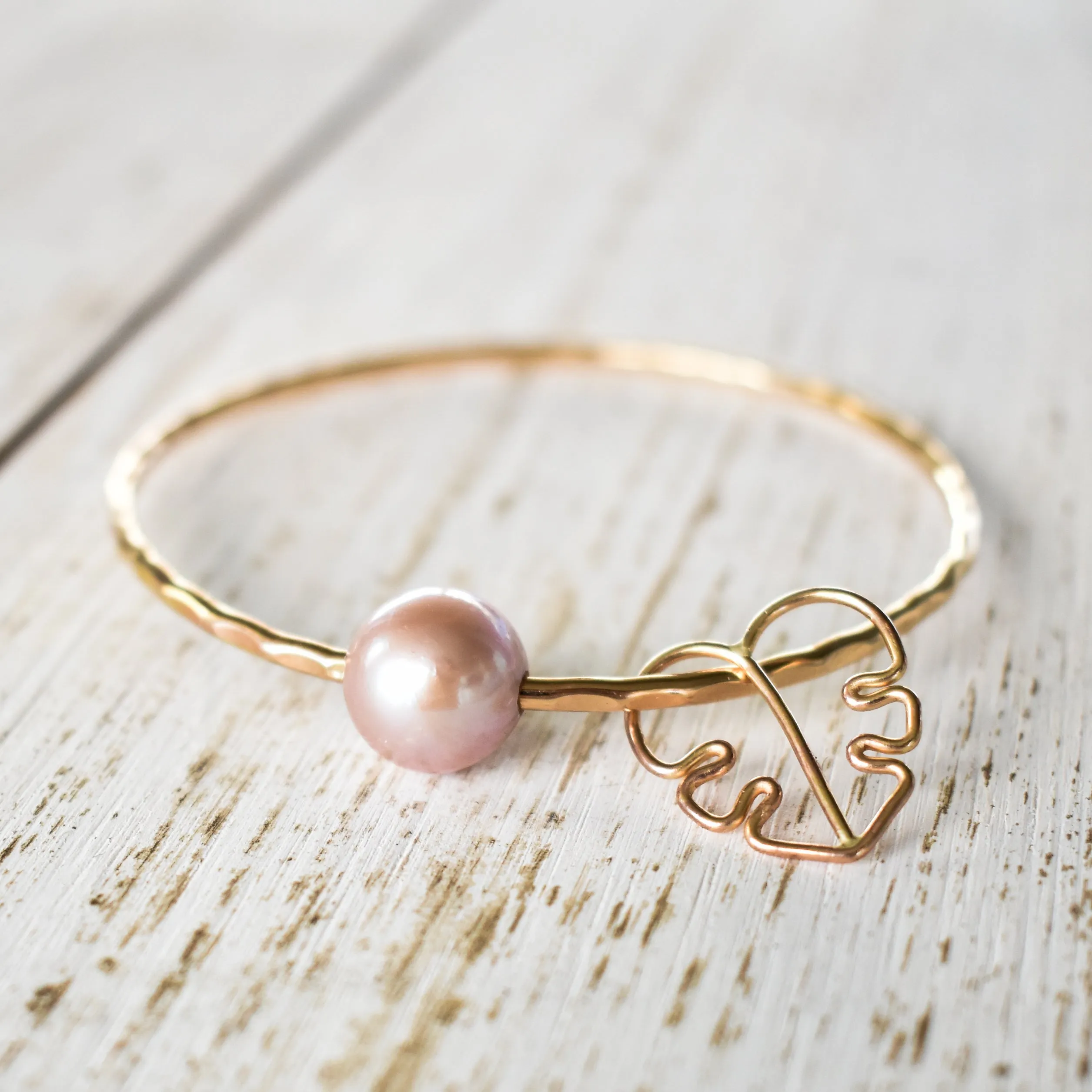 Edison Pearl Bangle with Monstera Charm