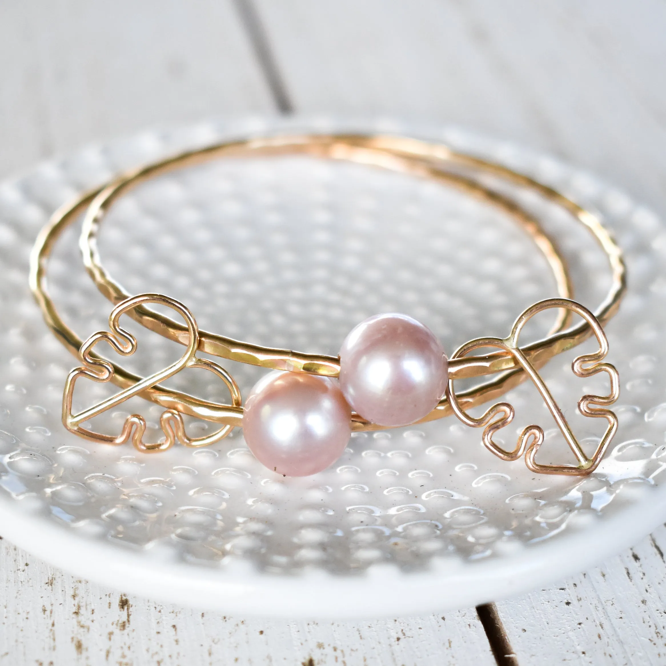 Edison Pearl Bangle with Monstera Charm